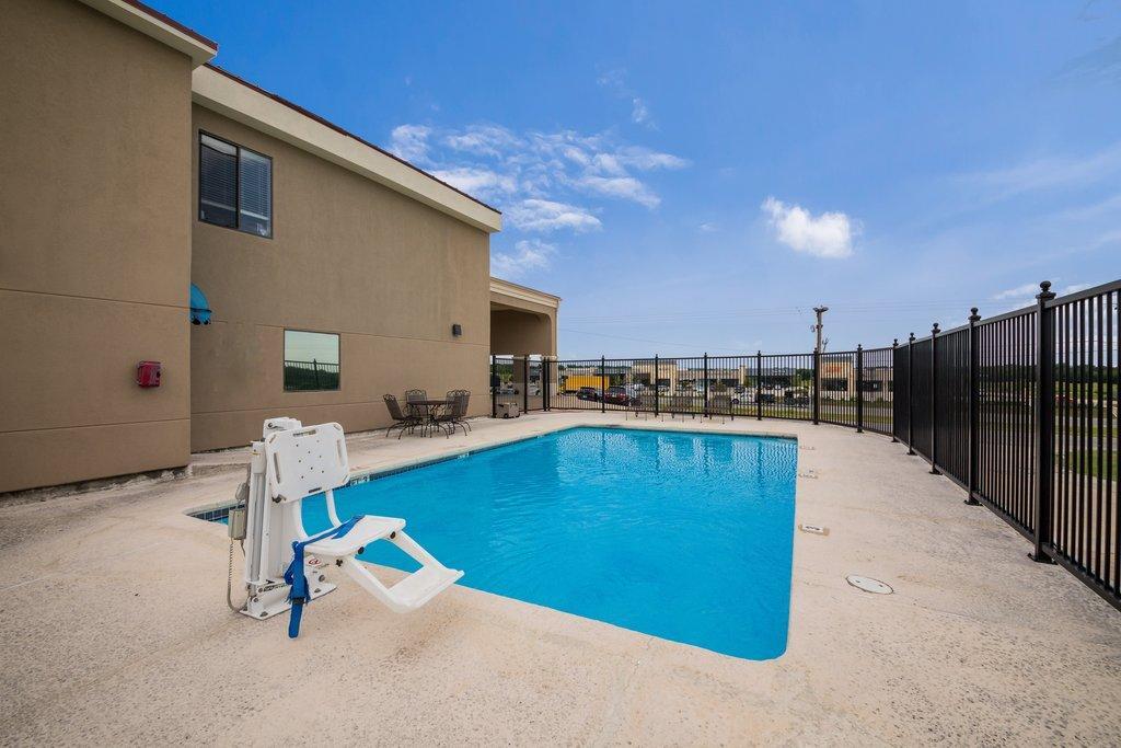 Red Roof Inn & Suites Austin East - Manor Esterno foto