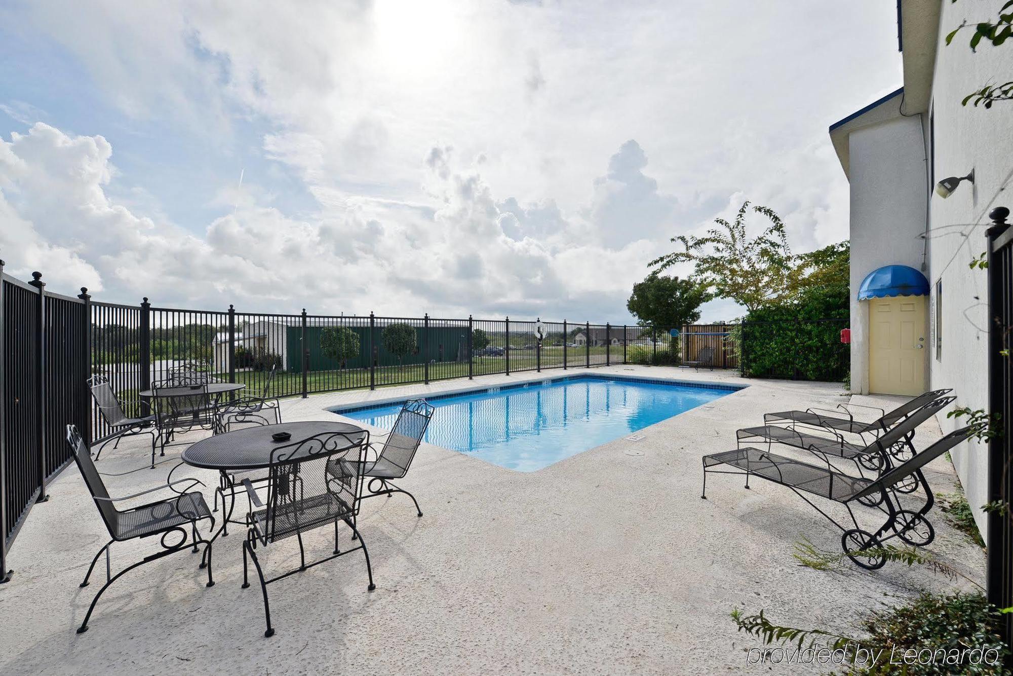 Red Roof Inn & Suites Austin East - Manor Servizi foto
