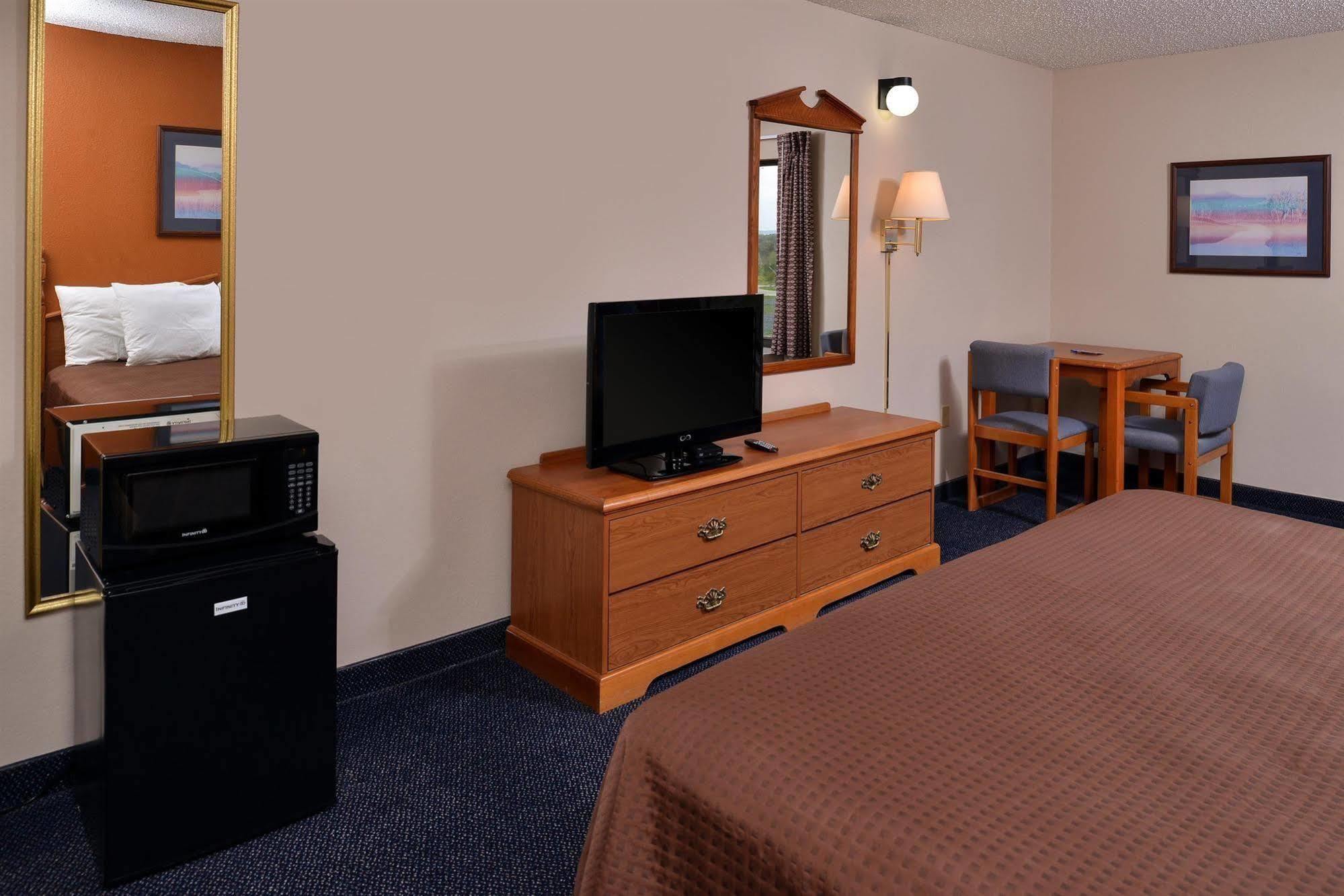 Red Roof Inn & Suites Austin East - Manor Esterno foto